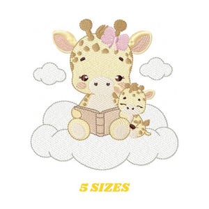 以下が含まれることがあります： 雲の上に座って本を読んでいるお母さんキリンと赤ちゃんキリンの刺繍デザイン。キリンは茶色と黄色で、ピンクのアクセントが付けられています。このデザインは、子供部屋やベビーベッドに最適です。