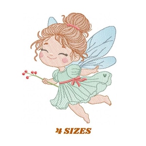 Pode incluir: Ilustração bordada de uma fada sorridente com cabelo castanho claro em um coque, vestindo um vestido verde menta e asas azuis. Ela segura uma varinha com bagas vermelhas. O texto "4 TAMANHOS" é marrom.