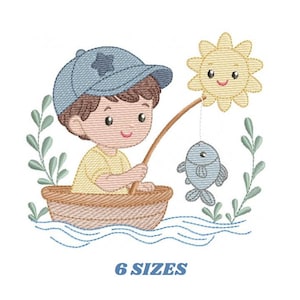 Puede incluir: Diseño bordado que presenta a un niño de dibujos animados pescando desde un bote. El niño lleva una gorra azul y una camisa amarilla. Un sol sonriente y un pez también forman parte del diseño. El texto "6 SIZES" está en la parte inferior.