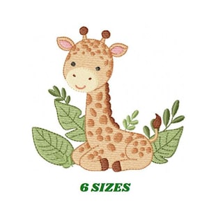 Könnte beinhalten: Stickdatei mit einem niedlichen Cartoon-Giraffe, die in einem Fleck grüner Blätter sitzt. Die Giraffe ist braun mit einem hellbraunen Fleckenmuster. Das Design ist in sechs Größen erhältlich.