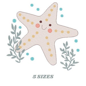 Puede incluir: Una estrella de mar de dibujos animados con una cara sonriente y puntos amarillos, rodeada de puntos azules y algas verdes. El texto "5 SIZES" está debajo de la estrella de mar.