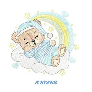 Puede incluir: Diseño bordado de un oso marrón con un gorro de dormir azul y pijama, durmiendo en una nube blanca con un arcoíris y estrellas en el fondo. El texto "5 SIZES" está debajo del diseño.