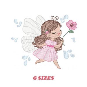 Puede incluir: Diseño bordado de un hada con cabello castaño y alas rosadas sosteniendo una flor rosa. El hada lleva un vestido rosa y tiene una flor blanca en el pelo. El diseño está rodeado de gotas de agua azules.