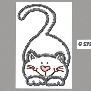 以下が含まれることがあります： グレーの輪郭で描かれた白い猫が、尻尾を背中に巻いて丸まっている。猫の胸にはピンク色のハートがあり、鼻とひげは茶色である。