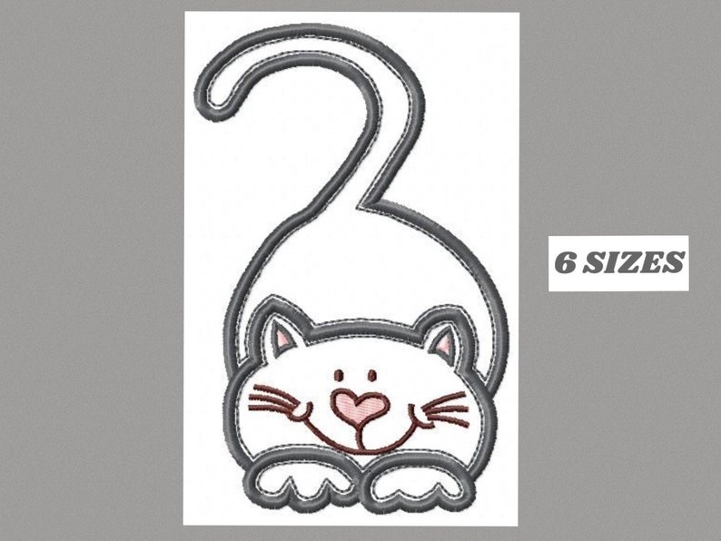 以下が含まれることがあります： グレーの輪郭で描かれた白い猫が、尻尾を背中に巻いて丸まっている。猫の胸にはピンク色のハートがあり、鼻とひげは茶色である。