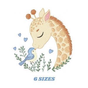 Op de afbeelding: Borduurwerk met een giraffe met gesloten ogen en een kleine blauwe vogel die op een tak zit. De giraffe en de vogel worden omringd door groene bladeren en blauwe harten.