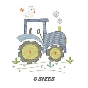 Könnte beinhalten: Gesticktes Design eines blauen Traktors mit gelben Rädern und einem weißen Huhn oben. Der Traktor hat einen Schornstein und steht auf einem Feld mit grünem Gras. Der Text "6 GRÖSSEN" steht darunter.