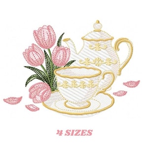Op de afbeelding: Geborduurd ontwerp met een kopje, schotel, theepot en roze tulpen. Het kopje en de theepot hebben gouden accenten en een delicaat patroon. Roze tulpenblaadjes zijn rond het kopje verspreid. De tekst "4 SIZES" staat onderaan.