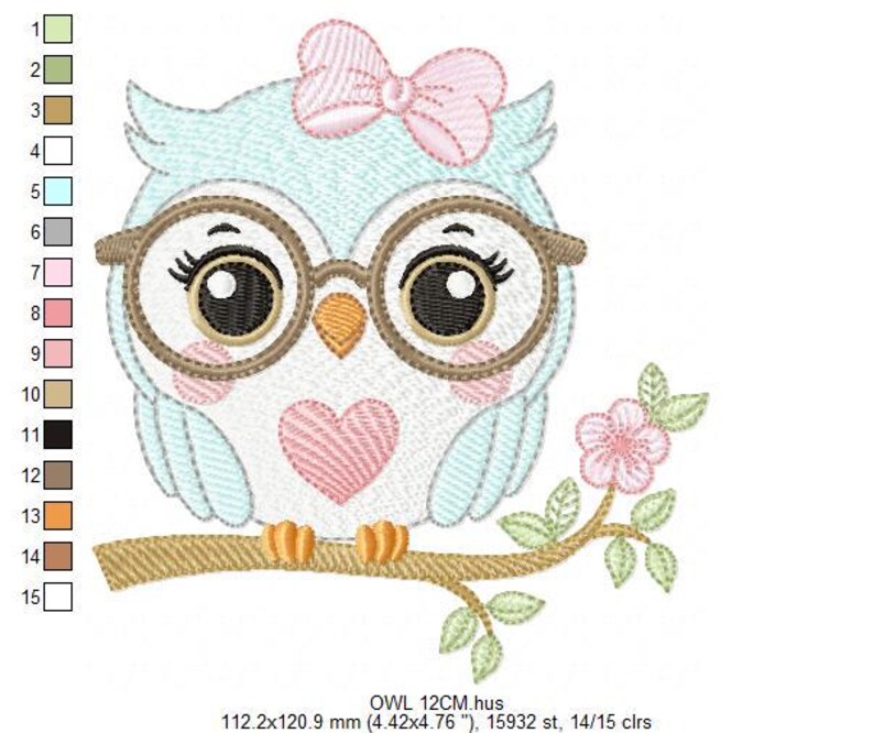 以下が含まれることがあります： メガネとピンクのリボンをつけた可愛いフクロウの刺繍デザイン。フクロウは胸にハートがあり、花のある枝にとまっています。デザインは青、ピンク、茶色、緑の色合いを使用しています。サイズは11.2cm x 12.1cmです。