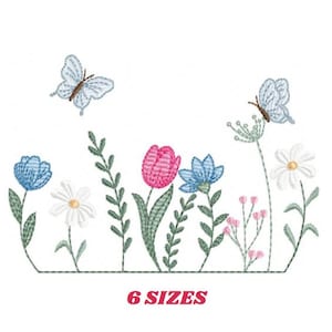 Pode incluir: Desenho bordado que apresenta um arranjo floral com flores azuis, rosas e brancas, folhas verdes e duas borboletas. O desenho inclui o texto "6 TAMANHOS".