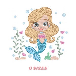 Könnte beinhalten: Gesticktes Design einer Cartoon-Meerjungfrau mit blonden Haaren, einem rosa Muscheloberteil und einem blauen Schwanz. Die Meerjungfrau ist von Wasserpflanzen, Blasen und Muscheln umgeben. Der Text "6 GRÖSSEN" wird in Rosa angezeigt.