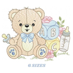 Puede incluir: Un oso de peluche marrón claro con una pajarita azul está sentado con un chupete, un bloque ABC azul y amarillo y un biberon. El fondo es blanco.