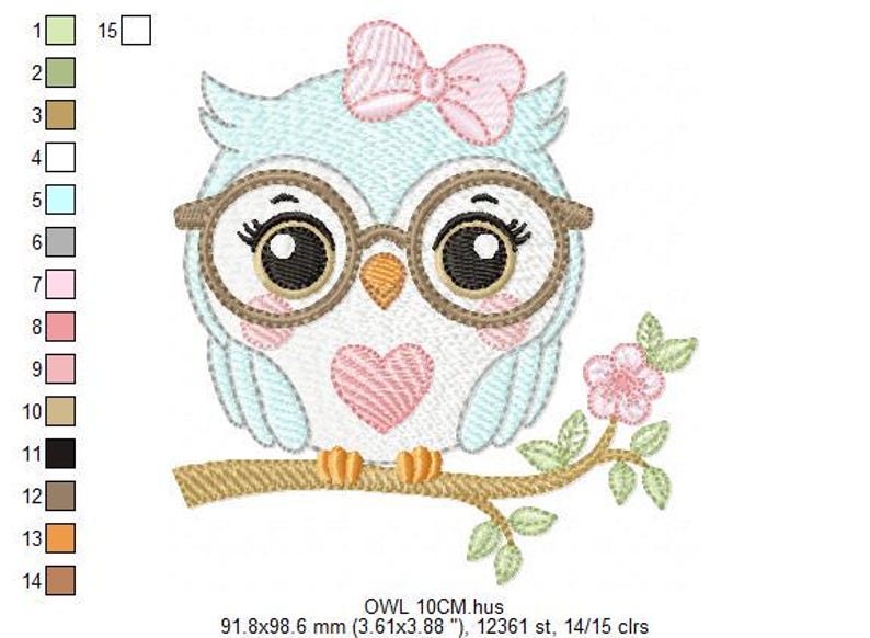 以下が含まれることがあります： 水色の体、メガネ、ピンクのリボンをつけた刺繍のフクロウのデザイン。フクロウは胸にピンクのハートがあり、花のある枝にとまっています。デザインのサイズは91.8 x 98.6 mmです。