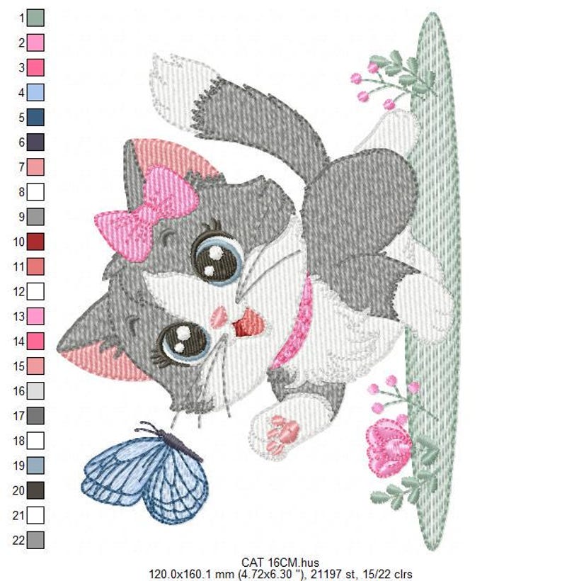 Puede incluir: Dise&ntilde;o bordado de un gatito gris y blanco con un lazo rosa y una mariposa azul. El gatito est&aacute; sentado en una hoja verde con flores rosas.