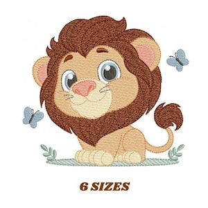 以下が含まれることがあります： 茶色のたてがみ、尾、詳細を持つ漫画のライオンが、2匹の青い蝶がいる緑色のベースに座っています。画像には、茶色で「6 SIZES」というテキストがあります。