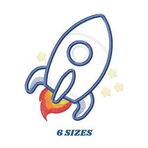 Puede incluir: Un cohete blanco con contorno y detalles azules, con una llama roja, naranja y amarilla. El cohete tiene una ventana circular y está rodeado de estrellas amarillas. El texto "6 SIZES" está debajo.