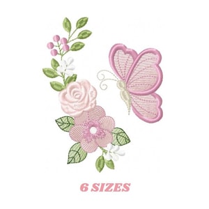 Könnte beinhalten: Gesticktes Design mit einem rosa Schmetterling und floralen Elementen, darunter eine Rose, Blumen und Blätter. Das Design enthält den Text "6 SIZES" in Rosa. Das Bild befindet sich auf weißem Hintergrund.