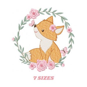 Puede incluir: Diseño bordado de un zorro sentado en una corona de flores rosas y hojas verdes. Una mariposa vuela cerca de la cabeza del zorro. El diseño está disponible en 7 tamaños.