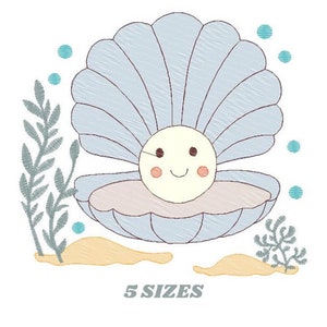 Può includere: Un'illustrazione di cartone animato blu e bianca di una perla sorridente all'interno di una conchiglia aperta. La conchiglia è circondata da bolle blu e alghe verdi.