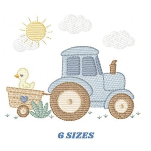 Puede incluir: Diseño bordado de un tractor azul tirando de un vagón con un patito amarillo. El sol y las nubes están en el fondo. El texto "6 SIZES" está en la parte inferior. El diseño está sobre un fondo blanco.