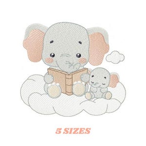 Pode incluir: Desenho bordado de dois elefantes cinzentos sentados em uma nuvem. O elefante maior está lendo um livro e o elefante menor está olhando para o livro. O design é perfeito para roupas de bebê, decoração do quarto do bebê ou outras manualidades.