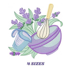 Könnte beinhalten: Stickmuster in Lila und Grün mit einer Schüssel, einem Schneebesen, einem Messbecher und Lavendelzweigen. Das Design ist in vier Größen erhältlich.