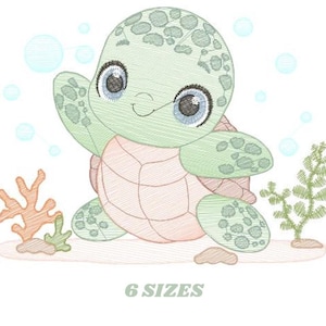 Puede incluir: Una linda tortuga de mar de dibujos animados con grandes ojos azules y un caparazón rosa, rodeada de burbujas y algas marinas. La tortuga es verde y tiene una expresión feliz. La imagen incluye el texto "6 SIZES".