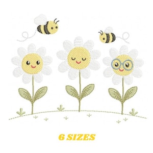 Puede incluir: Un diseño bordado con tres margaritas sonrientes con centros amarillos y pétalos blancos, cada una con una expresión diferente. Dos abejas de dibujos animados vuelan por encima. El texto "6 SIZES" está en amarillo debajo. Fondo blanco.