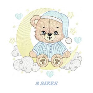 Op de afbeelding: Borduurwerk van een bruine teddybeer die een blauwe slaapmuts en pyjama draagt, zittend op een gele halve maan met wolken en sterren. De tekst "5 SIZES" staat onder de afbeelding.
