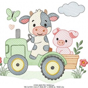 K&ouml;nnte beinhalten: Ein Stickdesign mit einer Kuh, die einen gr&uuml;nen Traktor f&auml;hrt, und einem Schwein in einem Korb. Ein Schmetterling, ein Herz, Blumen und eine Wolke sind ebenfalls enthalten. Der Text "COW AND PIG" steht unten. Gr&ouml;&szlig;e: 18,53cm x 15,95cm.
