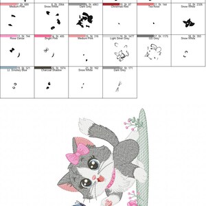 Puede incluir: Dise&ntilde;o bordado de un gatito gris y blanco con un lazo rosa, sentado en una hoja verde con flores rosas. El gatito mira hacia la derecha y tiene una mariposa azul a su lado.