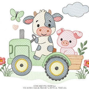 K&ouml;nnte beinhalten: Ein gesticktes Design mit einer Comic-Kuh, die einen gr&uuml;nen Traktor f&auml;hrt, mit einem Schwein in einem Korb. Ein Schmetterling, ein Herz, Blumen und eine Wolke sind ebenfalls enthalten. Der Text unten lautet "COW AND PIG 18CM.hus".