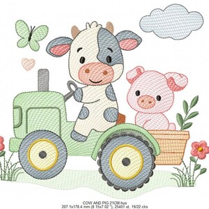 K&ouml;nnte beinhalten: Gesticktes Design mit einer Kuh, die einen gr&uuml;nen Traktor f&auml;hrt, mit einem Schwein in einem Korb. Ein hellgr&uuml;ner Schmetterling und rosa Blumen und Herzen sind ebenfalls enthalten. Der Text "COW AND PIG 21CM.hus" steht unten. Misst 20,7 cm x 17,8 cm.