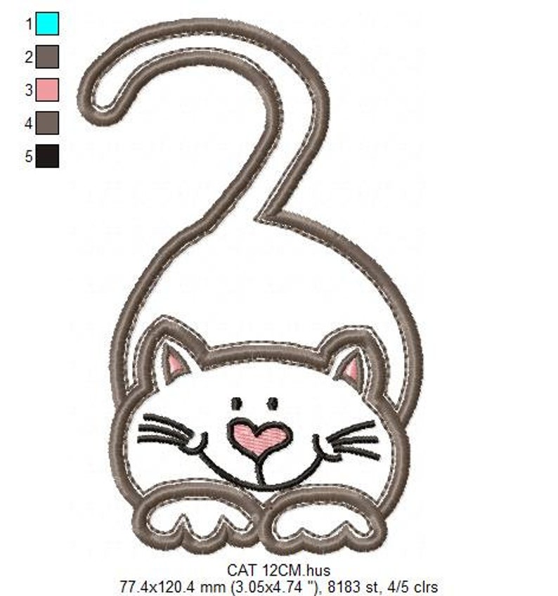 以下が含まれることがあります： 胸にピンクのハートが付いた白い猫の茶色の輪郭。猫は尻尾を体の周りに巻き付けて座っています。画像は幅12cmで、"CAT 12CM.hus 77.4x120.4 mm (3.05x4.74 "), 8183 st, 4/5 clrs"というテキストが含まれています。