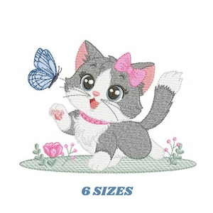 Peut inclure: Broderie représentant un chaton gris et blanc avec un nœud rose, portant un collier rose, et chassant un papillon bleu. Le chaton est entouré d'herbe verte et de fleurs roses. Le motif est disponible en 6 tailles.