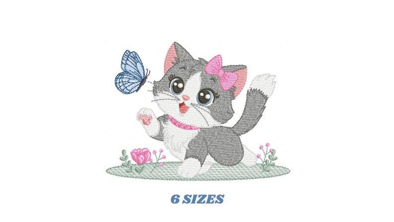 Puede incluir: Dise&ntilde;o bordado de un gatito gris y blanco con un lazo rosa, que lleva un collar rosa y persigue una mariposa azul. El gatito est&aacute; rodeado de hierba verde y flores rosas. El dise&ntilde;o est&aacute; disponible en 6 tama&ntilde;os.