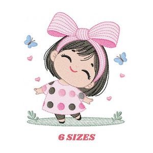 Op de afbeelding: Borduurwerk van een lachend meisje met een roze strik in haar haar, dat een roze stippenjurk draagt. Ze is omringd door vlinders en harten.