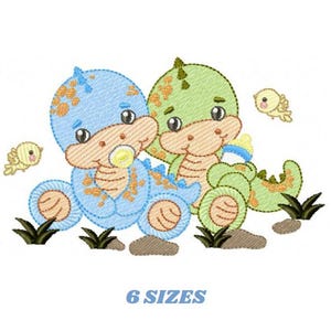 Könnte beinhalten: Ein gesticktes Design mit zwei Cartoon-Dinosauriern in Blau und Grün, mit kleinen gelben Vögeln. Der blaue Dinosaurier hat einen Schnuller. Das Design umfasst Gras und den Text "6 SIZES" in Hellblau.