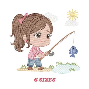 Könnte beinhalten: Gesticktes Design eines Cartoon-Mädchens beim Angeln. Sie trägt eine rosa Jacke, blaue Jeans und eine rosa Schleife im Haar. Ein blauer Fisch ist an der Leine, mit einer gelben Sonne und Wolken im Hintergrund. Der Text "6 GRÖSSEN" steht darunter.