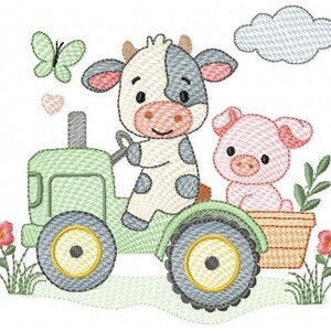 K&ouml;nnte beinhalten: Gesticktes Design mit einer Kuh, die einen gr&uuml;nen Traktor f&auml;hrt, mit einem Schwein in einem Korb. Ein hellgr&uuml;ner Schmetterling, ein rosa Herz, Blumen und eine Wolke sind ebenfalls enthalten. Das Bild hat ein Bauernhof-Thema.