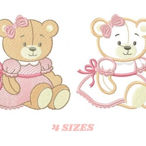 Könnte beinhalten: Zwei gestickte Designs von Teddybären, die rosa Kleider mit Schleifen tragen. Die Bären sitzen mit gekreuzten Beinen. Der Text "4 SIZES" befindet sich unter den Bären.