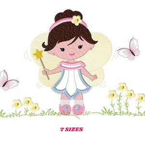 Puede incluir: Un diseño de bordado que muestra a un hada con cabello castaño, una diadema rosa con una flor blanca, un vestido blanco con ribetes rosas y azules, y una varita de estrella amarilla. El hada tiene alas amarillo claro, dos mariposas rosas y flores.