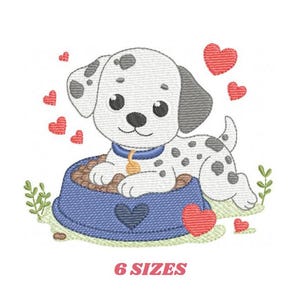 Puede incluir: Diseño bordado de un cachorro dálmata sentado en un cuenco azul con comida marrón. El cachorro lleva un collar azul con una placa dorada. Hay corazones rojos alrededor del cachorro y el cuenco. El texto "6 SIZES" está debajo de la imagen.