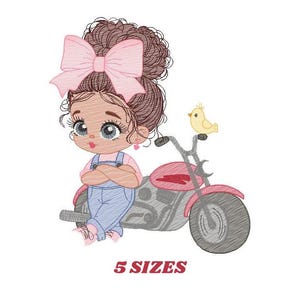 Op de afbeelding: Borduurontwerp van een meisje met bruin haar en een roze strik dat op een rode motorfiets zit met een gele vogel op het stuur. Het ontwerp bevat de tekst "5 SIZES".