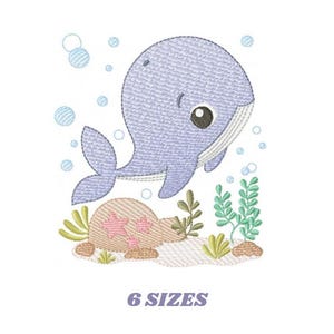 Puede incluir: Diseño bordado de una ballena azul nadando sobre un arrecife de coral con estrellas de mar rosas. La ballena tiene una cara linda y de dibujos animados. El diseño está disponible en 6 tamaños.