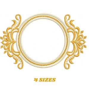 Könnte beinhalten: Gesticktes Design mit einem kreisförmigen Rahmen mit goldenen Zierornamenten und einem weißen Innenraum. Der Rahmen ist mit goldfarbenen, seilartigen Details und floralen Akzenten verziert. Der Text "4 GRÖSSEN" wird darunter in Gold angezeigt.