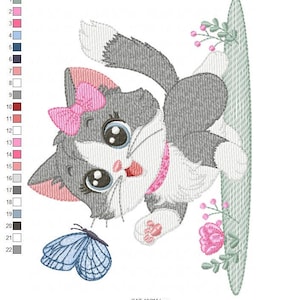 Puede incluir: Un gatito gris y blanco con orejas rosas y un lazo rosa est&aacute; mirando hacia arriba con una expresi&oacute;n feliz. El gatito est&aacute; sentado en una rama verde con flores rosas. Una mariposa azul est&aacute; volando debajo del gatito.