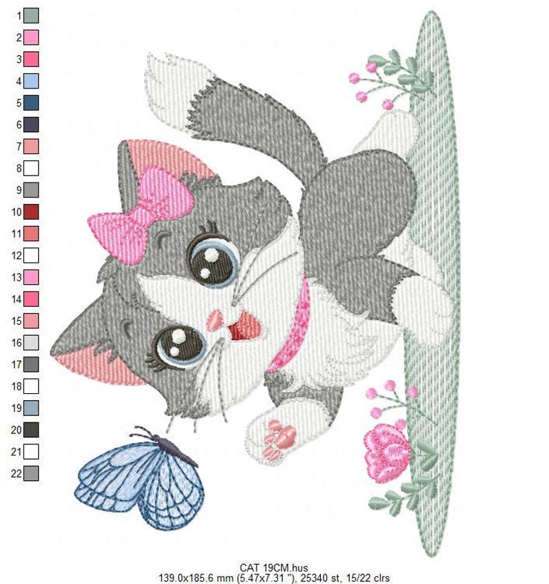 Puede incluir: Un gatito gris y blanco con orejas rosas y un lazo rosa est&aacute; mirando hacia arriba con una expresi&oacute;n feliz. El gatito est&aacute; sentado en una rama verde con flores rosas. Una mariposa azul est&aacute; volando debajo del gatito.