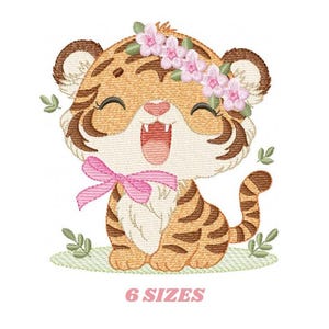 Puede incluir: Un cachorro de tigre de dibujos animados sonriente, con un lazo rosa y una corona de flores. El tigre tiene rayas marrones y está sentado sobre un césped verde. El texto "6 TAMAÑOS" está debajo.