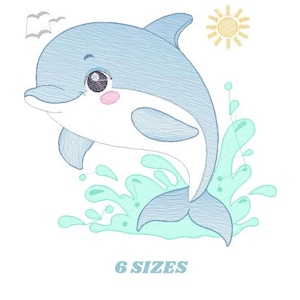 Puede incluir: Una ilustración de dibujos animados de un delfín azul y blanco saltando fuera del agua con un chapoteo de agua turquesa. El delfín tiene una cara de dibujos animados linda y está sonriendo. Hay un sol amarillo en la esquina superior derecha de la imagen. El texto "6 SIZES" está en la parte inferior de la imagen.